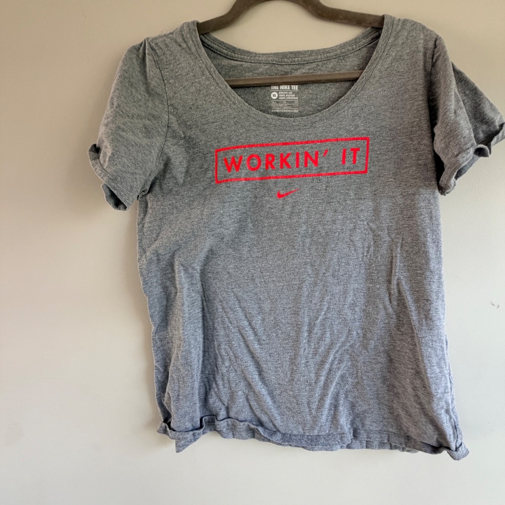 Nike Graphic Tee Women XL Gray Short Sleeve Stretch Athletic Scoop Neck Sporty